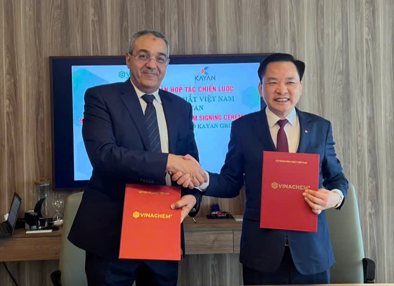 &Ocirc;ng Nguyễn Hữu T&uacute; - Tổng Gi&aacute;m đốc Vinachem v&agrave; &ocirc;ng Hatem Elgamal - Chủ tịch Kayan Group k&yacute; Bi&ecirc;n bản ghi nhớ hợp t&aacute;c tại New Cairo (Ai Cập)