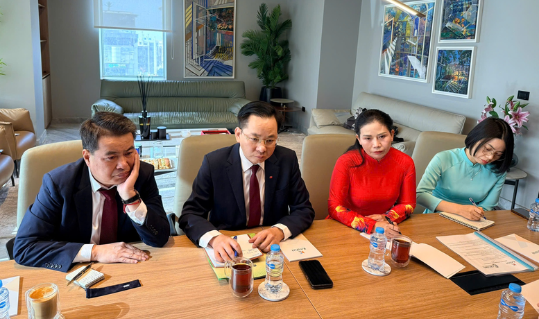 &Ocirc;ng Nguyễn Hữu T&uacute; - Tổng Gi&aacute;m đốc Vinachem trao đổi với l&atilde;nh đạo Kayan Group tại lễ k&yacute; kết Bi&ecirc;n bản ghi nhớ hợp t&aacute;c chiến lược giữa hai b&ecirc;n ở New Cairo (Ai Cập)