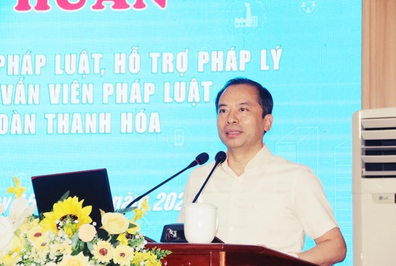 Chủ tịch LĐLĐ tỉnh Lương Trọng Th&agrave;nh ph&aacute;t biểu tại hội nghị.