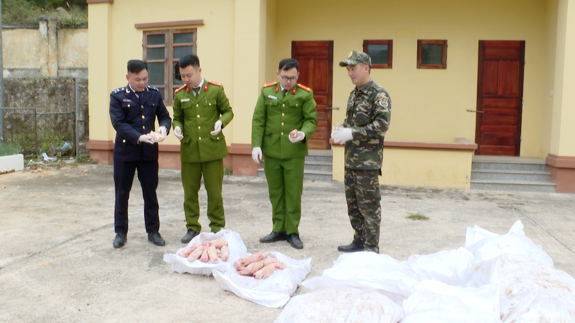 C&ocirc;ng an Lạng Sơn phối hợp với lực lượng chức năng kiểm tra, thu giữ số lượng lớn thực phẩml&agrave; ch&acirc;n gi&ograve; kh&ocirc;ng r&otilde; nguồn gốc, xuất xứ đi ti&ecirc;u thụ qua địa b&agrave;n x&atilde; Mẫu Sơn.