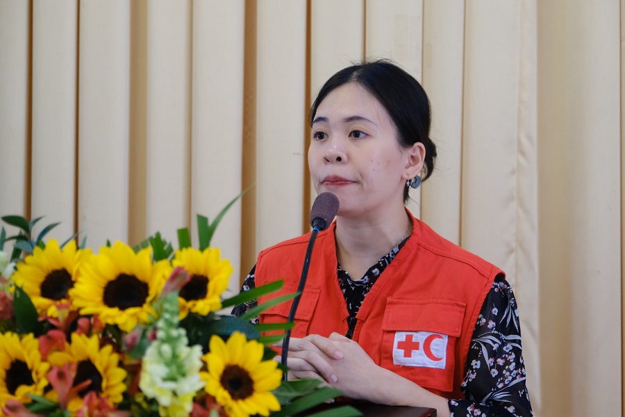 Đại diện Hiệp hội Chữ thập đỏ v&agrave; Trăng lưỡi liềm đỏ quốc tế ph&aacute;t biểu tại lớp tập huấn
