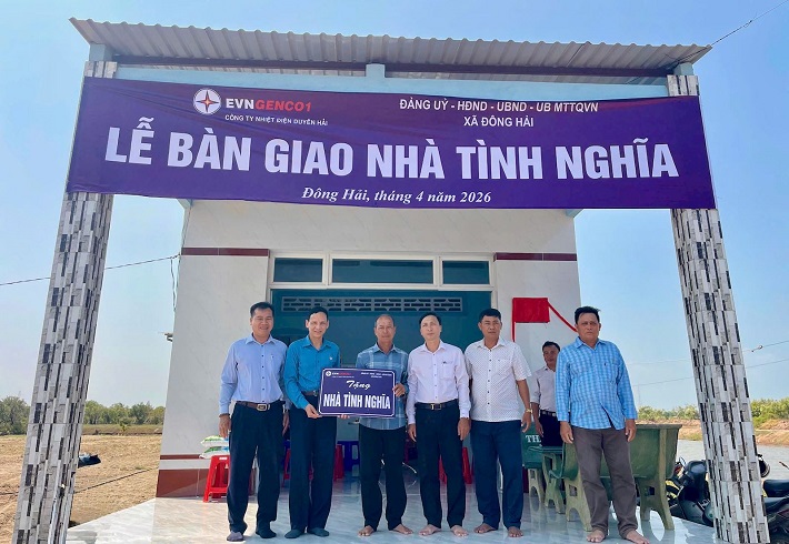 Đại diện EVNGENCO1, C&ocirc;ng ty Nhiệt điện Duy&ecirc;n Hải v&agrave; ch&iacute;nh quyền địa phương trao tặng nh&agrave; t&igrave;nh nghĩa cho gia đ&igrave;nh b&agrave; B&ugrave;i Văn Nh&acirc;n