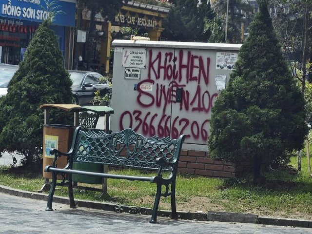 sử dụng nhiều thủ đoạn như phun sơn d&ograve;ng chữ quảng c&aacute;o &ldquo;khỏi hen suyễn 100%&rdquo; k&egrave;m số điện thoại l&ecirc;n tường nh&agrave;, biển quảng c&aacute;o, biển b&aacute;o giao th&ocirc;ng dọc tuyến Quốc lộ 1A qua nhiều địa phương.