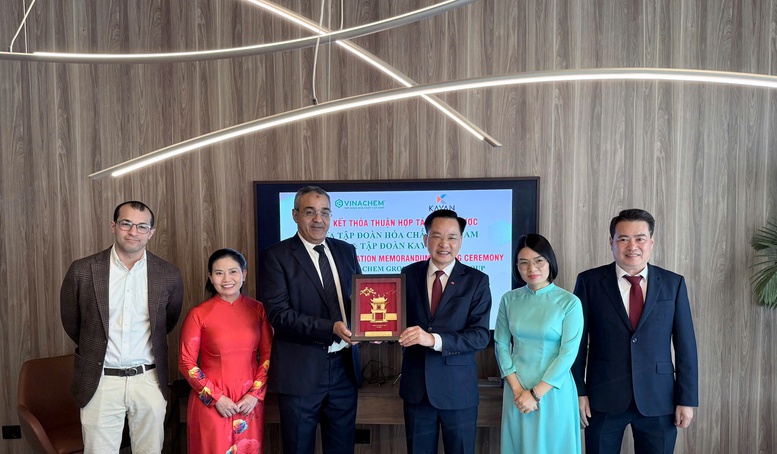 &Ocirc;ng Nguyễn Hữu T&uacute; - Tổng Gi&aacute;m đốc Vinachem tặng qu&agrave; cho &ocirc;ng Hatem Elgamal - Chủ tịch Kayan Group