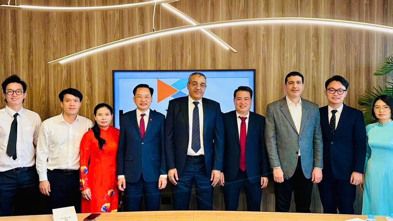 Đại diện Vinachem v&agrave; Kayan Group chụp ảnh lưu niệm tại lễ k&yacute; kết Bi&ecirc;n bản ghi nhớ hợp t&aacute;c ở New Cairo (Ai Cập)