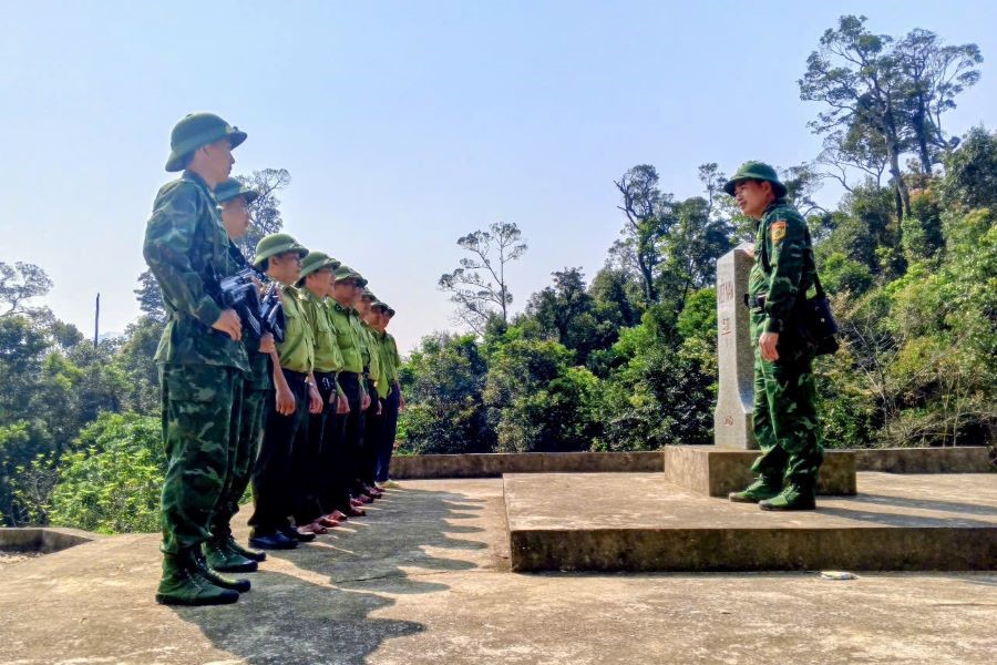 Lực lượng Kiểm l&acirc;m H&agrave; Tĩnh phối hợp với lực lượng Bi&ecirc;n ph&ograve;ng tuần tra, kiểm so&aacute;t khu vực bi&ecirc;n giới, bảo vệ rừng - PCCCR