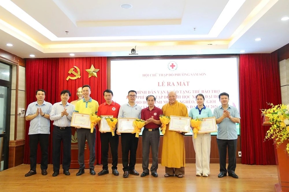 L&atilde;nh đạo Hội Chữ thập đỏ tỉnh trao giấy ghi nhận tấm l&ograve;ng v&agrave;ng cho c&aacute;c nh&agrave; t&agrave;i trợ.