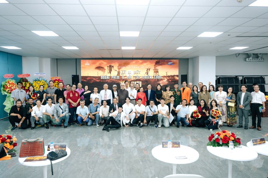 &Ecirc;-k&iacute;p sản xuất, nghệ sĩ, diễn vi&ecirc;n chụp h&igrave;nh lưu niệm c&ugrave;ng c&aacute;c kh&aacute;ch mời