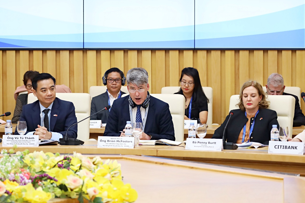 &Ocirc;ng Brian Mc Feeters, nguy&ecirc;n Đại sứ, Chủ tịch ki&ecirc;m Tổng Gi&aacute;m đốc Hội đồng Kinh doanh Hoa Kỳ - ASEAN ph&aacute;t biểu tại buổi&nbsp;l&agrave;m việc