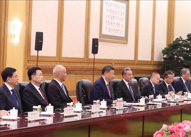 Tổng B&iacute; thư, Chủ tịch nước Trung Quốc Tập Cận B&igrave;nh v&agrave; th&agrave;nh vi&ecirc;n Đo&agrave;n cấp cao Trung Quốc tại cuộc hội đ&agrave;m với Tổng B&iacute; thư, Chủ tịch nước T&ocirc; L&acirc;m v&agrave; Đo&agrave;n cấp cao Việt Nam. Ảnh: Thống Nhất/TTXVN