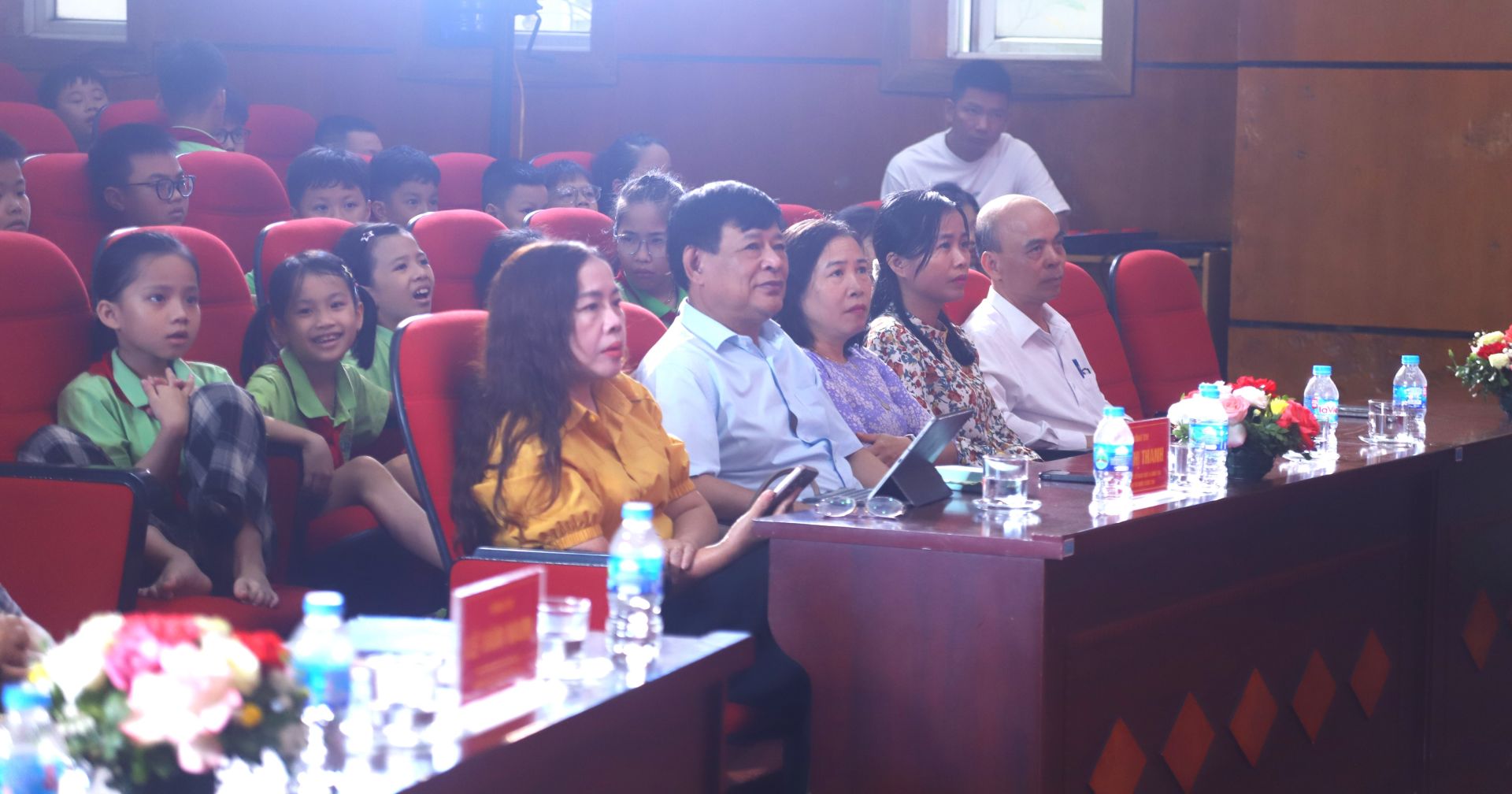 Ph&aacute;t biểu tại buổi lễ,