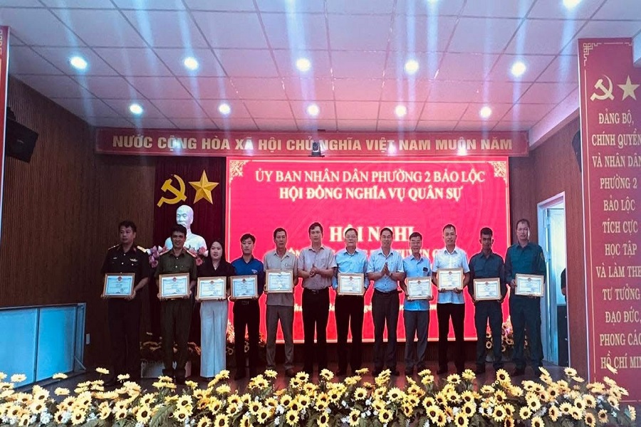UBND Phường 2 Bảo Lộc đ&atilde; khen thưởng c&aacute;c tập thể, c&aacute; nh&acirc;n c&oacute; th&agrave;nh t&iacute;ch xuất sắc trong c&ocirc;ng t&aacute;c tuyển chọn, gọi c&ocirc;ng d&acirc;n nhập ngũ v&agrave; thực hiện nghĩa vụ tham gia C&ocirc;ng an nh&acirc;n d&acirc;n năm 2026.