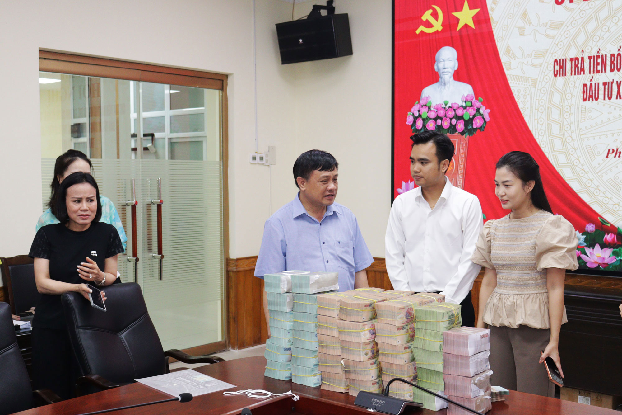 Đồng ch&iacute; Đặng Đ&ocirc;ng Anh, Ủy vi&ecirc;n Th&agrave;nh ủy, B&iacute; thư Đảng ủy, Chủ tịch HĐND phường tới thăm hỏi, động vi&ecirc;n hộ d&acirc;n cuối c&ugrave;ng nhận tiền chi trả.