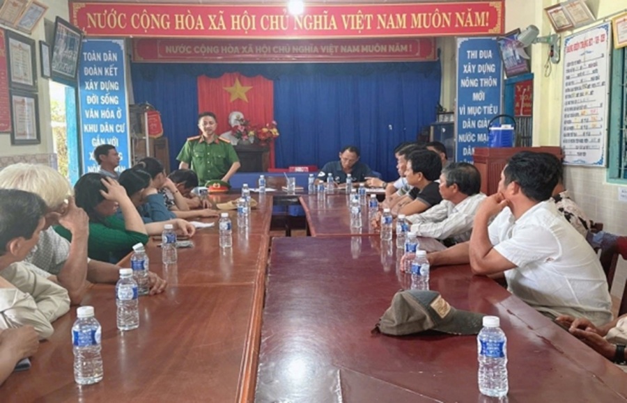 Lực lược Công an xã vận động, tuyên truyền người dân không dùng xung điện khai thác thủy sản trái phép Lực lược Công an xã vận động, tuyên truyền người dân không dùng xung điện khai thác thủy sản trái phép