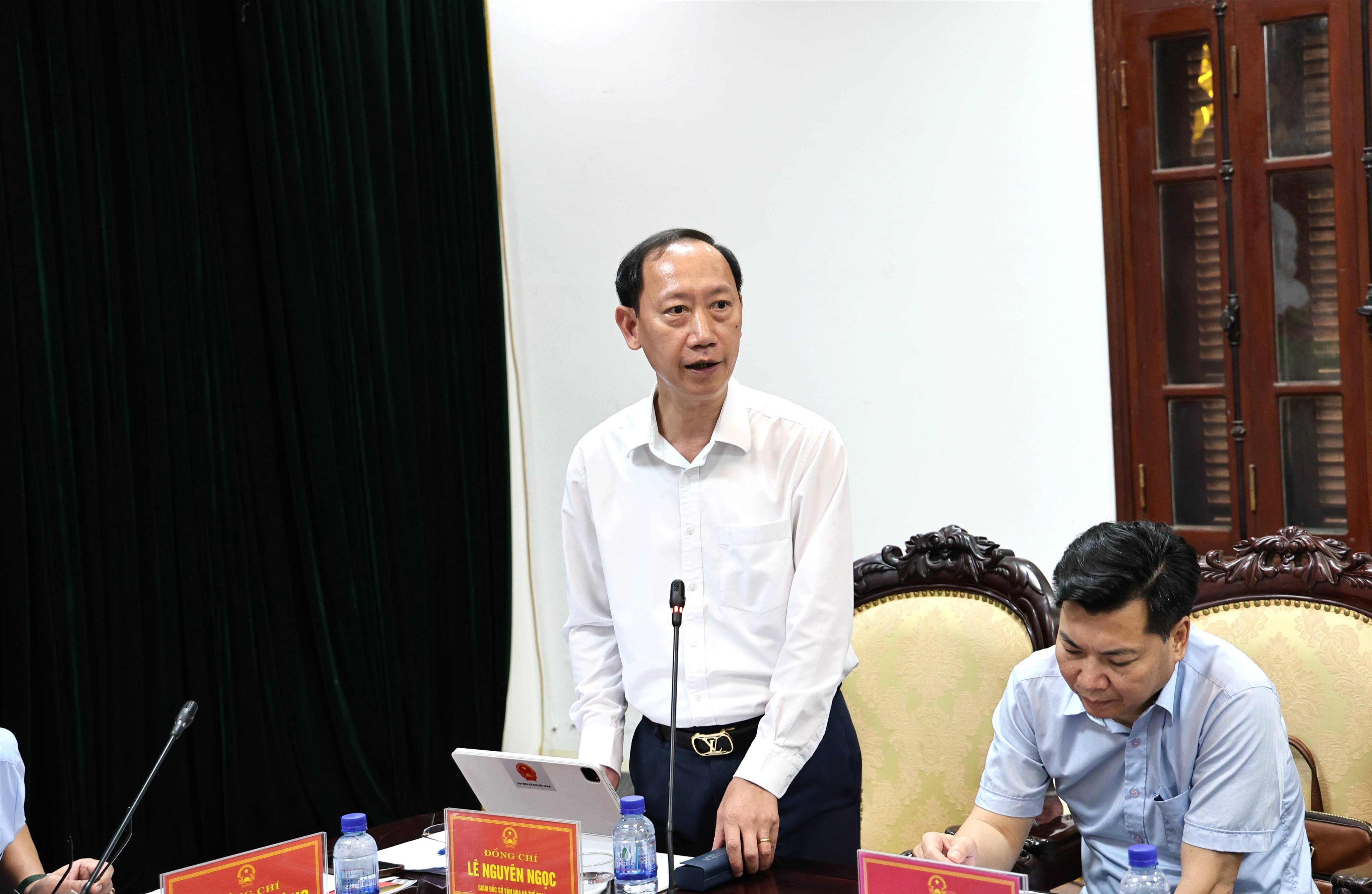 Đồng ch&iacute; L&ecirc; Nguy&ecirc;n Ngọc, Tỉnh ủy Vi&ecirc;n, Gi&aacute;m đốc Sở Văn h&oacute;a v&agrave; Thể thao tỉnh Ninh B&igrave;nh b&aacute;o c&aacute;o tiến độ triển khai c&aacute;c hoạt động Lễ hội