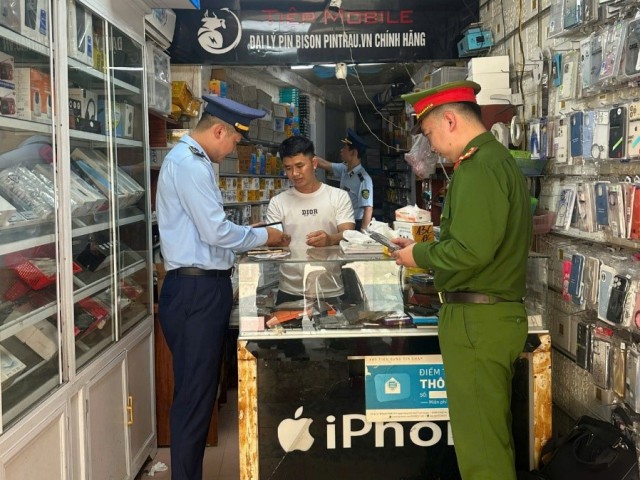 Nghệ An: Xử lý cơ sở kinh doanh phụ kiện điện thoại giả mạo nhãn hiệu