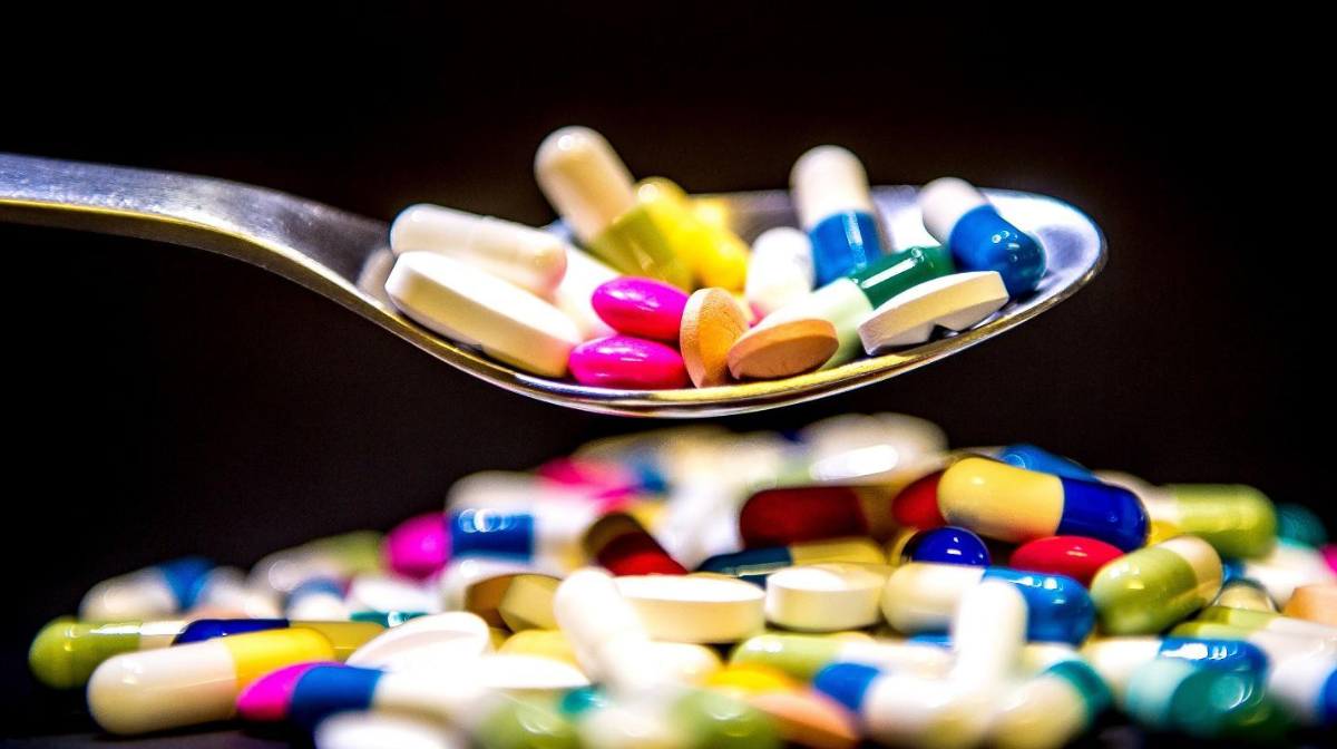 Thuốc chữa tho&aacute;i h&oacute;a cột sống lưng cần được chỉ định bởi b&aacute;c sĩ chuy&ecirc;n khoa