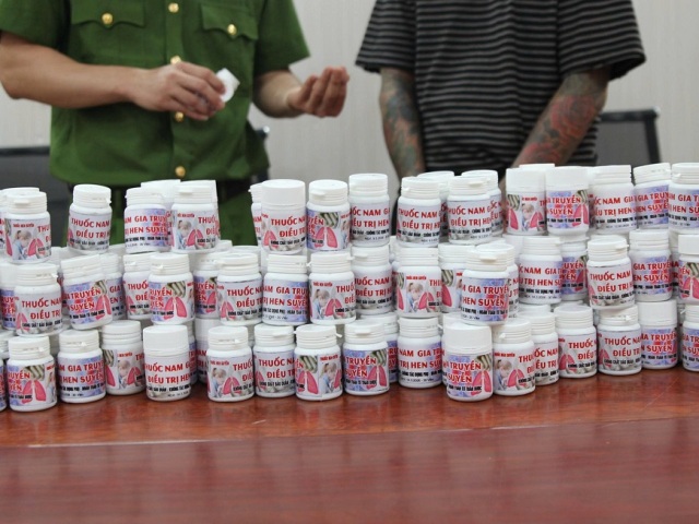 Tang vật thu được, gần 200 lọ thuốc giả mang nh&atilde;n &ldquo;thuốc hen suyễn, thuốc nam gia truyền&hellip;&rdquo;