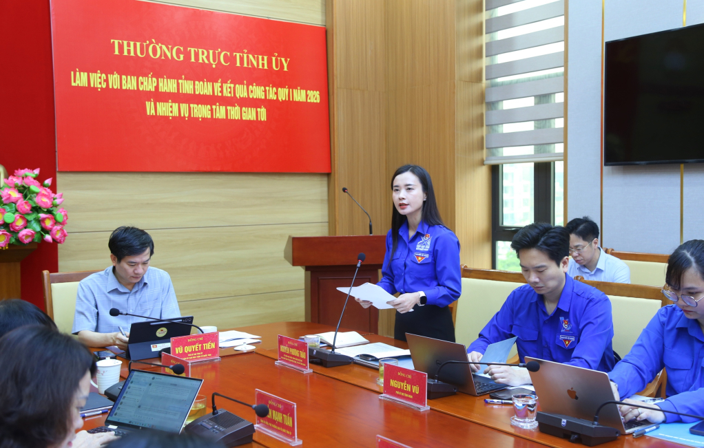 L&atilde;nh đạo Tỉnh Đo&agrave;n b&aacute;o c&aacute;o tại buổi l&agrave;m việc