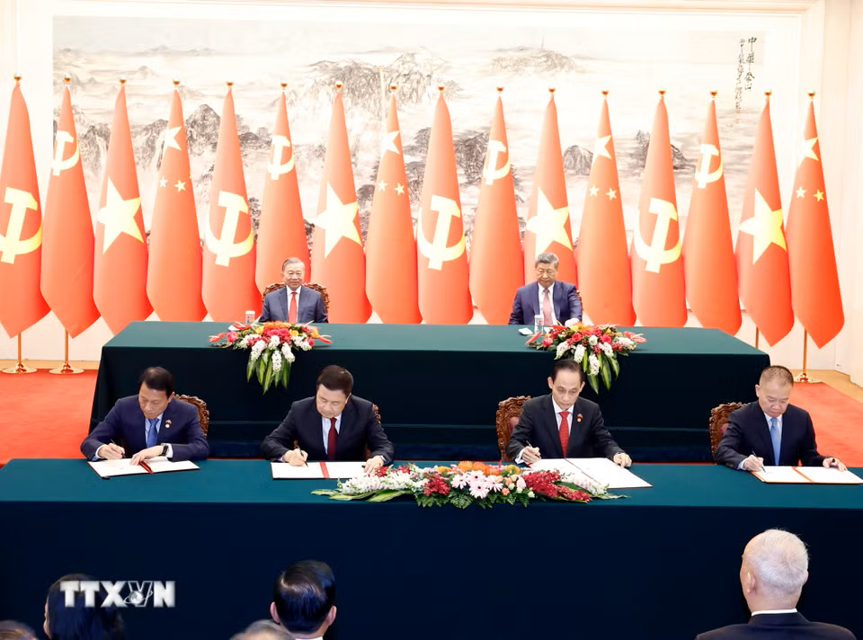 Bộ trưởng C&ocirc;ng an Lương Tam Quang v&agrave; Bộ trưởng C&ocirc;ng an Trung Quốc Vương Tiểu Hồng k&yacute; Nghị định thư về thiết lập, quản l&yacute; v&agrave; vận h&agrave;nh đường d&acirc;y n&oacute;ng cấp Bộ trưởng giữa hai Bộ; Bộ trưởng Ngoại giao L&ecirc; Ho&agrave;i Trung v&agrave; Trưởng ban Li&ecirc;n lạc Đối ngoại Trung ương Đảng Cộng sản Trung Quốc Lưu Hải Tinh k&yacute; 2 văn kiện: Kế hoạch hợp t&aacute;c giữa hai Đảng giai đoạn 2026-2030 v&agrave; Thỏa thuận hợp t&aacute;c giữa Bộ Ngoại giao hai nước