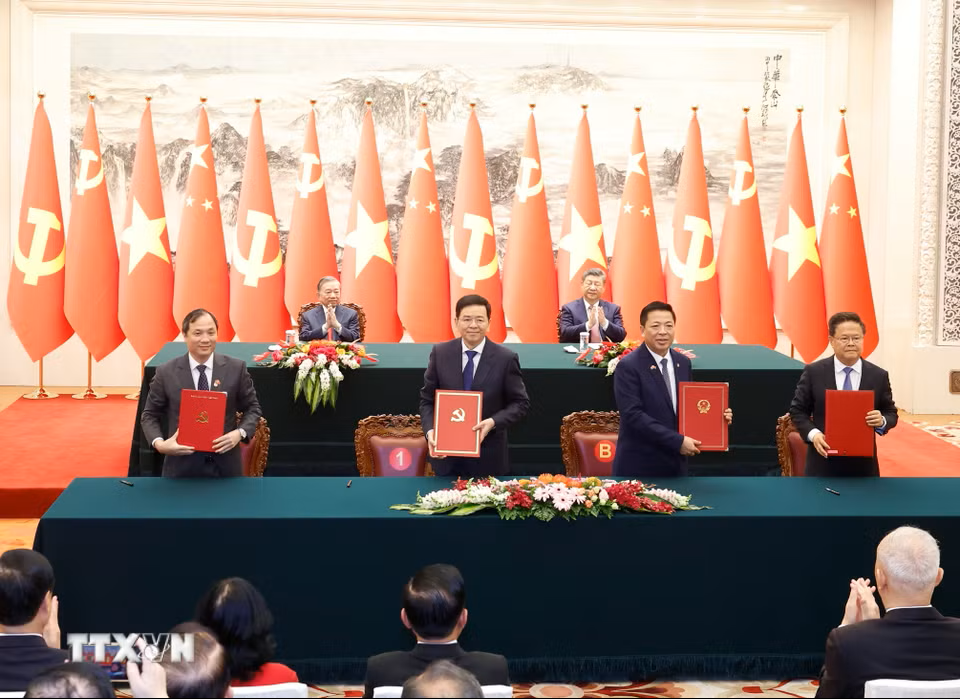 Lễ k&yacute; Bản ghi nhớ hợp t&aacute;c giữa Ban Tổ chức Trung ương Đảng Cộng sản Việt Nam v&agrave; Ban Tổ chức Trung ương Đảng Cộng sản Trung Quốc v&agrave; k&yacute; Bản ghi nhớ giữa Bộ X&acirc;y dựng Việt Nam v&agrave; Ủy ban Ph&aacute;t triển v&agrave; Cải c&aacute;ch Quốc gia Trung Quốc về triển khai hợp t&aacute;c đ&agrave;o tạo đường sắt để tăng cường năng lực cho nh&acirc;n lực đường sắt Việt Nam