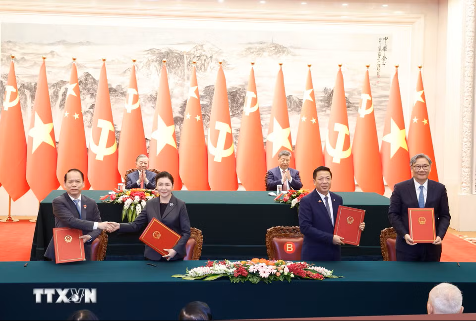 Lễ k&yacute; Bản ghi nhớ hợp t&aacute;c giữa Bộ Tư ph&aacute;p Việt Nam v&agrave; Bộ Tư ph&aacute;p Trung Quốc về tăng cường hợp t&aacute;c trong lĩnh vực giải quyết tranh chấp d&acirc;n sự, thương mại của cư d&acirc;n bi&ecirc;n giới v&agrave; k&yacute; Giấy chứng nhận b&agrave;n giao hồ sơ kết quả dự &aacute;n viện trợ Việt Nam lập b&aacute;o c&aacute;o nghi&ecirc;n cứu khả thi tuyến đường sắt L&agrave;o Cai-H&agrave; Nội-Hải Ph&ograve;ng giữa Bộ X&acirc;y dựng Việt Nam v&agrave; Bộ Thương mại Trung Quốc