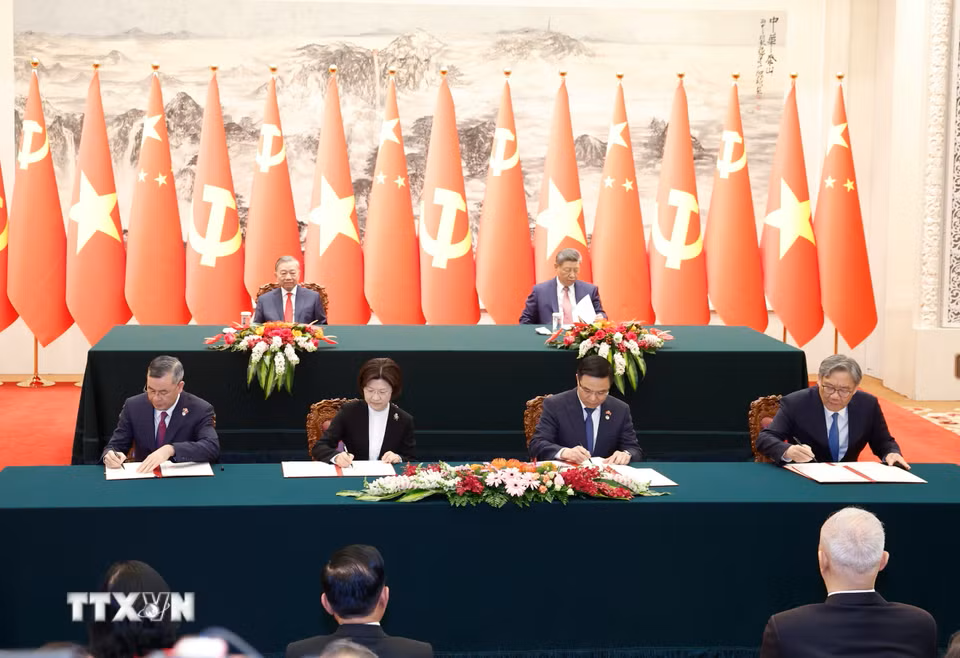 Lễ k&yacute; Hiệp định giữa Ch&iacute;nh phủ hai nước về hợp t&aacute;c v&agrave; hỗ trợ h&agrave;nh ch&iacute;nh lẫn nhau trong lĩnh vực hải quan; k&yacute; 2 văn kiện: Bản ghi nhớ về việc th&agrave;nh lập Nh&oacute;m c&ocirc;ng t&aacute;c hợp t&aacute;c chuỗi sản xuất, chuỗi cung ứng giữa Bộ C&ocirc;ng Thương Việt Nam v&agrave; Bộ Thương mại Trung Quốc v&agrave; Bản ghi nhớ về việc th&agrave;nh lập Nh&oacute;m c&ocirc;ng t&aacute;c đ&agrave;m ph&aacute;n th&uacute;c đẩy x&acirc;y dựng Khu hợp t&aacute;c kinh tế qua bi&ecirc;n giới giữa Bộ C&ocirc;ng Thương Việt Nam v&agrave; Bộ Thương mại Trung Quốc