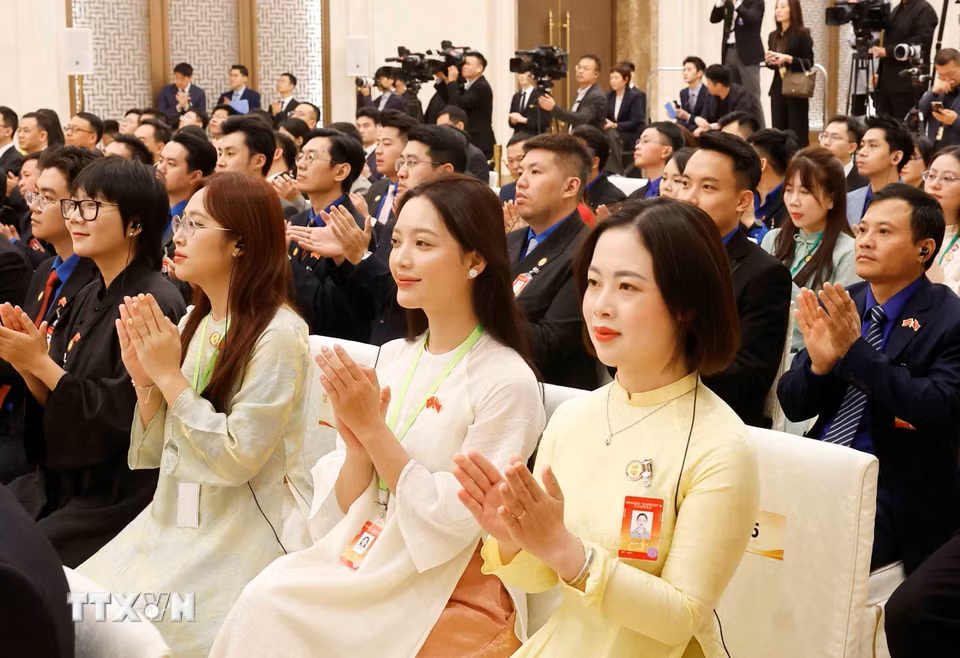 Đại biểu thanh ni&ecirc;n Việt Nam-Trung Quốc tham gia chương tr&igrave;nh &ldquo;H&agrave;nh tr&igrave;nh Đỏ nghi&ecirc;n cứu, học tập&rdquo; tại cuộc gặp gỡ với Tổng B&iacute; thư, Chủ tịch nước T&ocirc; L&acirc;m v&agrave; Tổng B&iacute; thư, Chủ tịch nước Trung Quốc Tập Cận B&igrave;nh