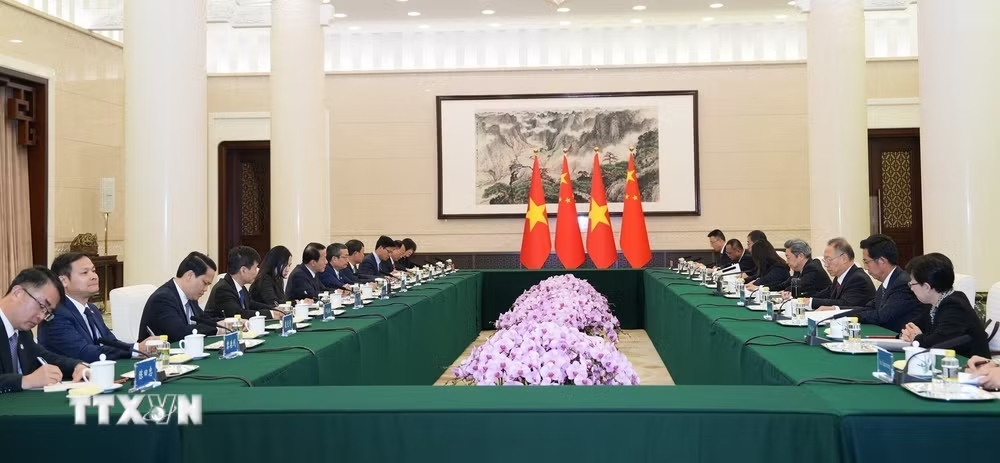 Quang cảnh buổi hội kiến giữa Bộ trưởng Lương Tam Quang v&agrave; đồng ch&iacute; Trần Văn Thanh. (Ảnh: TTXVN ph&aacute;t)