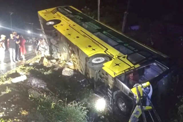 Chiếc xe kh&aacute;ch bị lật nghi&ecirc;ng.