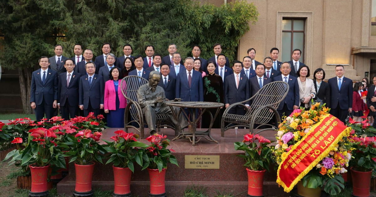 Tổng Bí thư, Chủ tịch nước Tô Lâm gặp gỡ cộng đồng người Việt Nam tại Trung Quốc