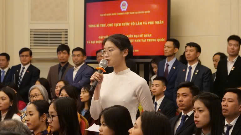 Đại diện kiều b&agrave;o ph&aacute;t biểu tại buổi gặp gỡ.