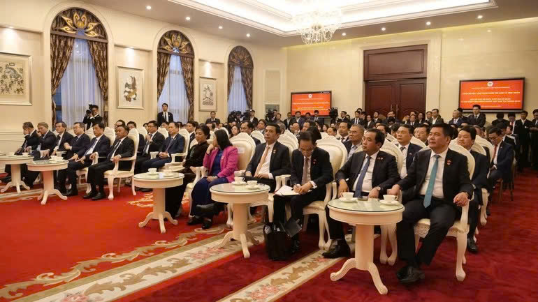 C&aacute;c đại biểu v&agrave; c&aacute;n bộ, nh&acirc;n vi&ecirc;n Đại sứ qu&aacute;n, đại diện cộng đồng người Việt tại buổi gặp gỡ.