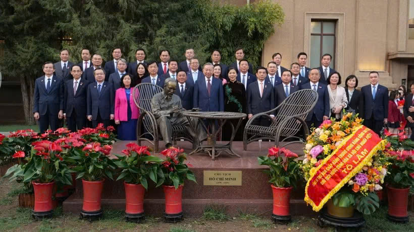 Tổng B&iacute; thư, Chủ tịch nước T&ocirc; L&acirc;m v&agrave; phu nh&acirc;n c&ugrave;ng c&aacute;c đại biểu thăm Đại sứ qu&aacute;n Việt Nam tại Trung Quốc.