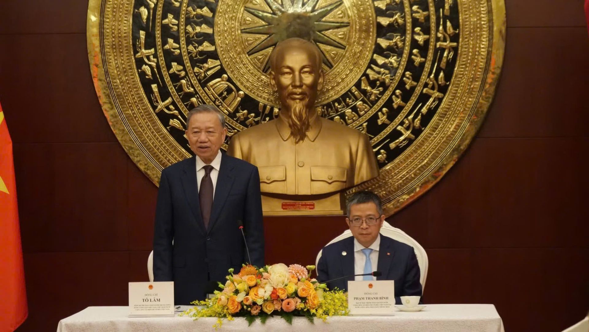 Tổng B&iacute; thư, Chủ tịch nước n&oacute;i chuyện với b&agrave; con kiều b&agrave;o.