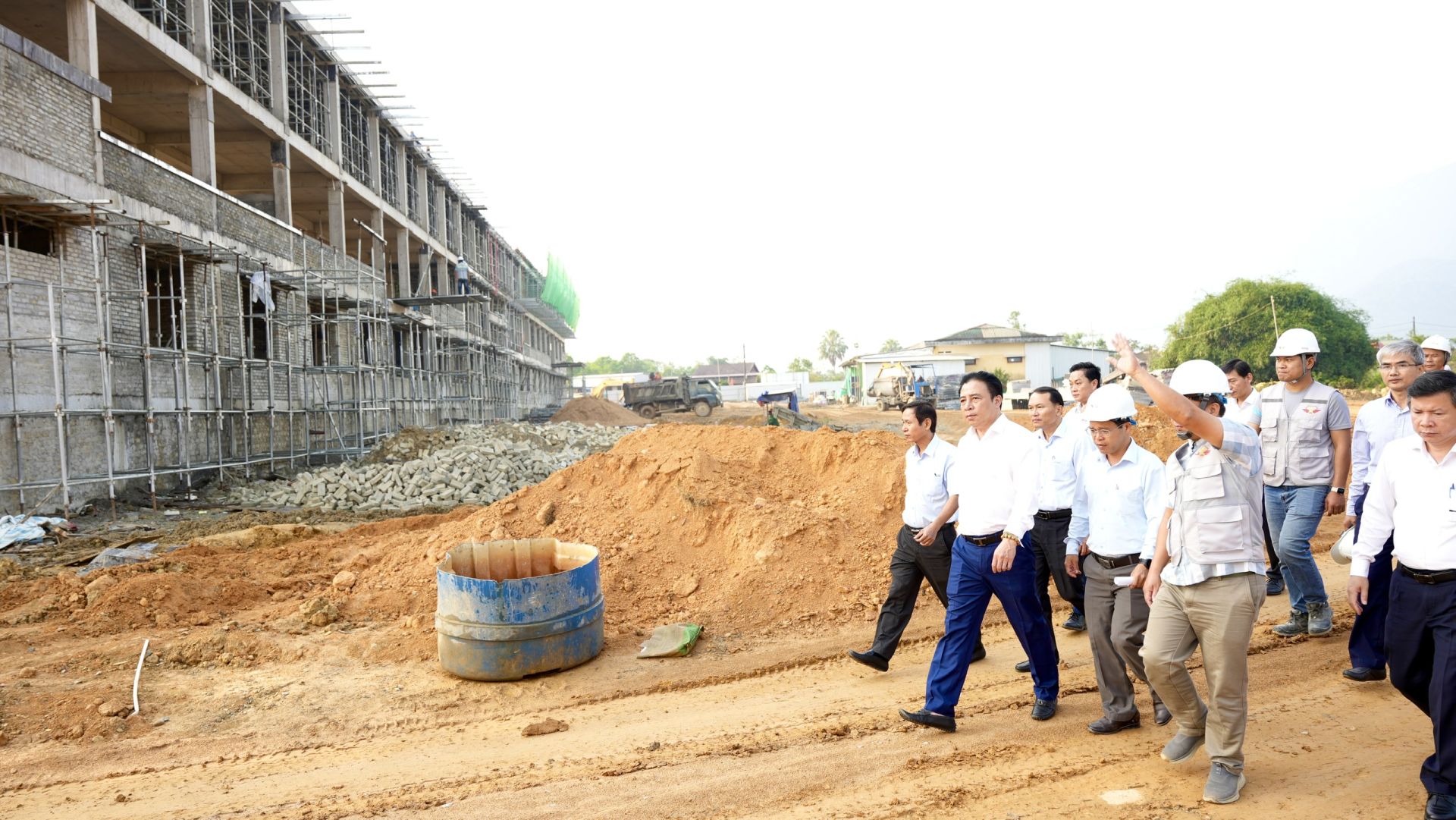 Đo&agrave;n kiểm tra Trường li&ecirc;n cấp x&atilde; A Lưới 4