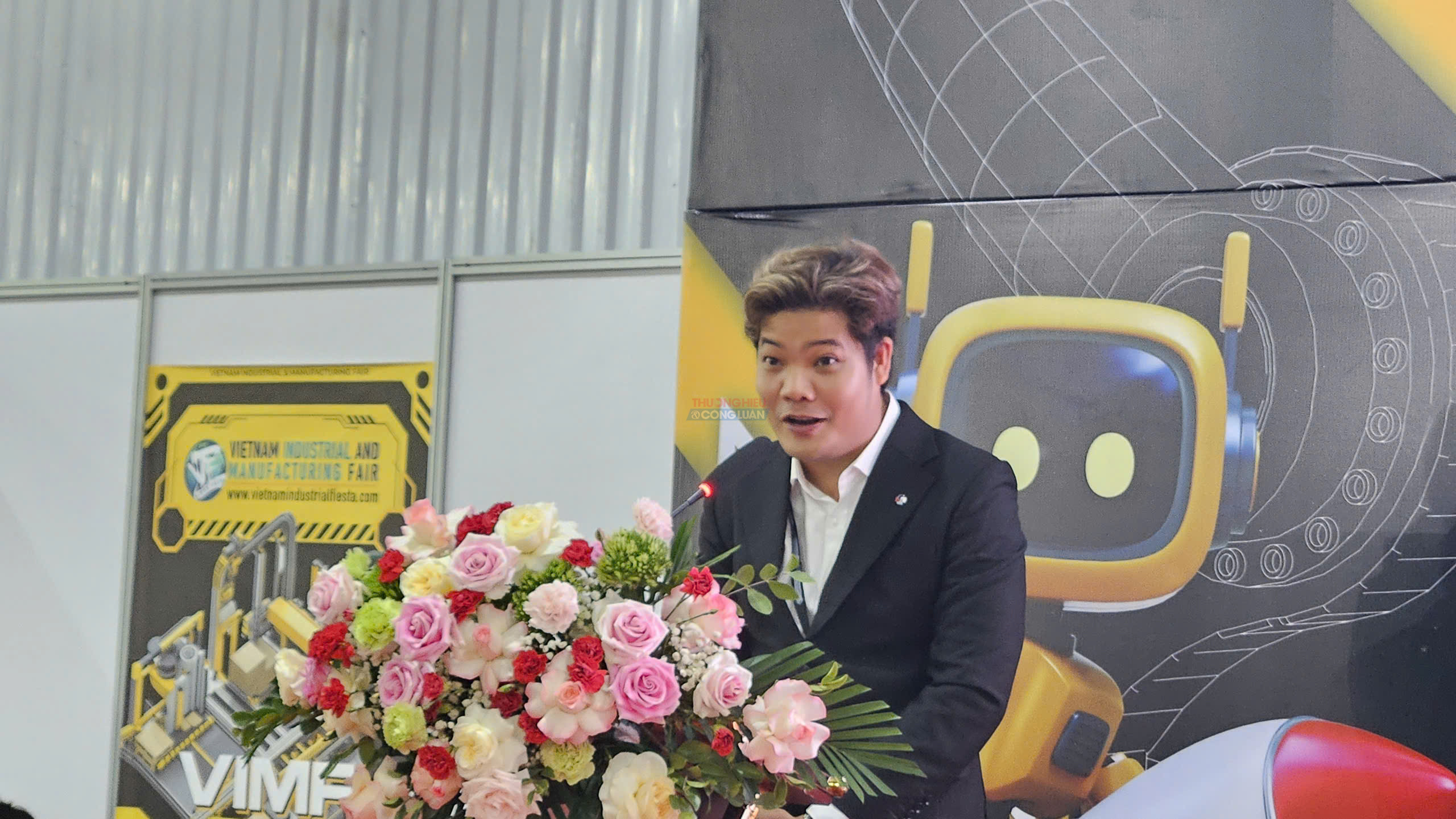 Đại diện C&ocirc;ng ty TNHH Tổ chức sự kiện OMG ph&aacute;t biểu tại buổi lễ khai mạc.