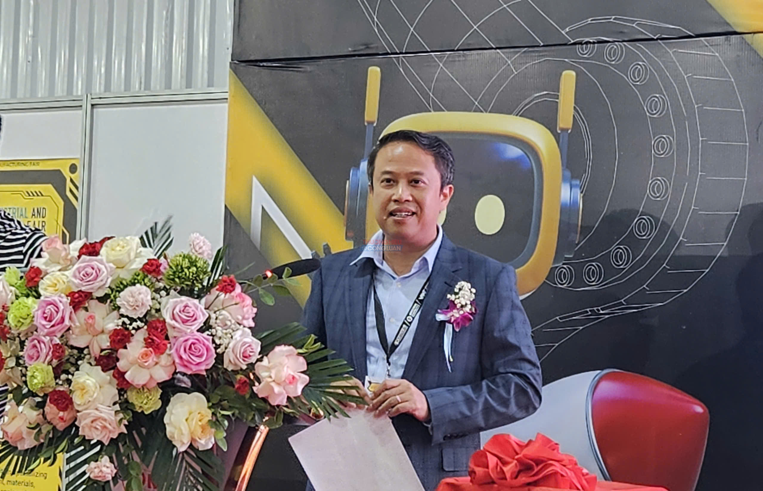 Đồng ch&iacute; Nguyễn Ho&agrave;ng Long, Gi&aacute;m đốc Sở C&ocirc;ng Thương Hải Ph&ograve;ng ph&aacute;t biểu tại Triển l&atilde;m.