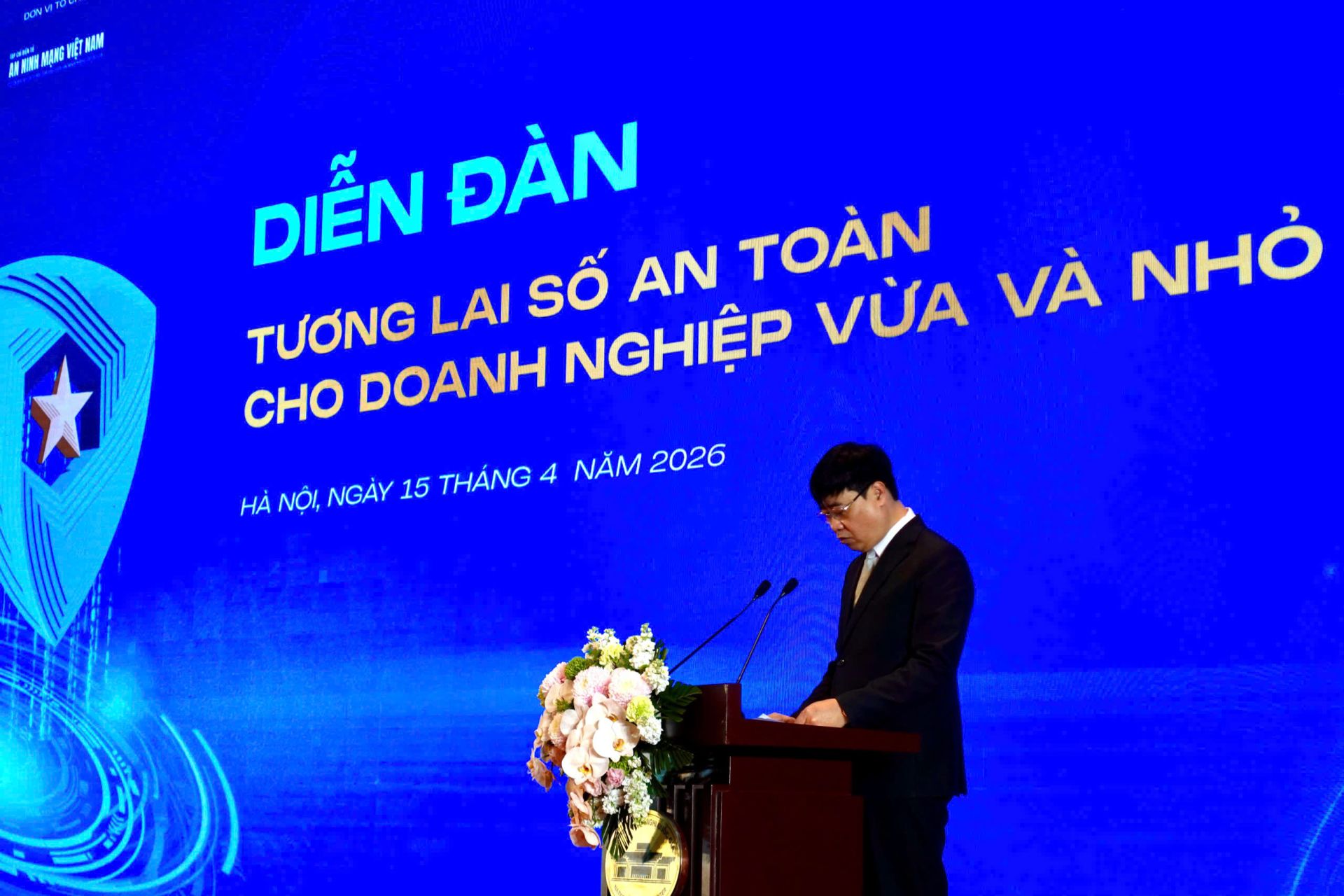 Đại tá, Tiến sĩ Nguyễn Hồng Quân - Phó Cục trưởng Cục An ninh mạng và phòng, chống tội phạm sử dụng công nghệ cao (A05), Bộ Công an, Trưởng Ban An ninh dữ liệu và Bảo vệ dữ liệu cá nhân Hiệp hội An ninh mạng quốc gia phát biểu tại Diễn đàn Đại tá, Tiến sĩ Nguyễn Hồng Quân - Phó Cục trưởng Cục An ninh mạng và phòng, chống tội phạm sử dụng công nghệ cao (A05), Bộ Công an, Trưởng Ban An ninh dữ liệu và Bảo vệ dữ liệu cá nhân Hiệp hội An ninh mạng quốc gia phát biểu tại Diễn đàn