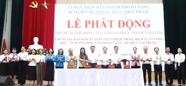 Các đơn vị, địa phương và doanh nghiệp ký cam kết bảo đảm ATTP tại Lễ phát động. Các đơn vị, địa phương và doanh nghiệp ký cam kết bảo đảm ATTP tại Lễ phát động.