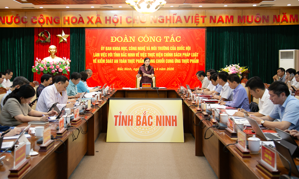 Quang cảnh buổi l&agrave;m việc.