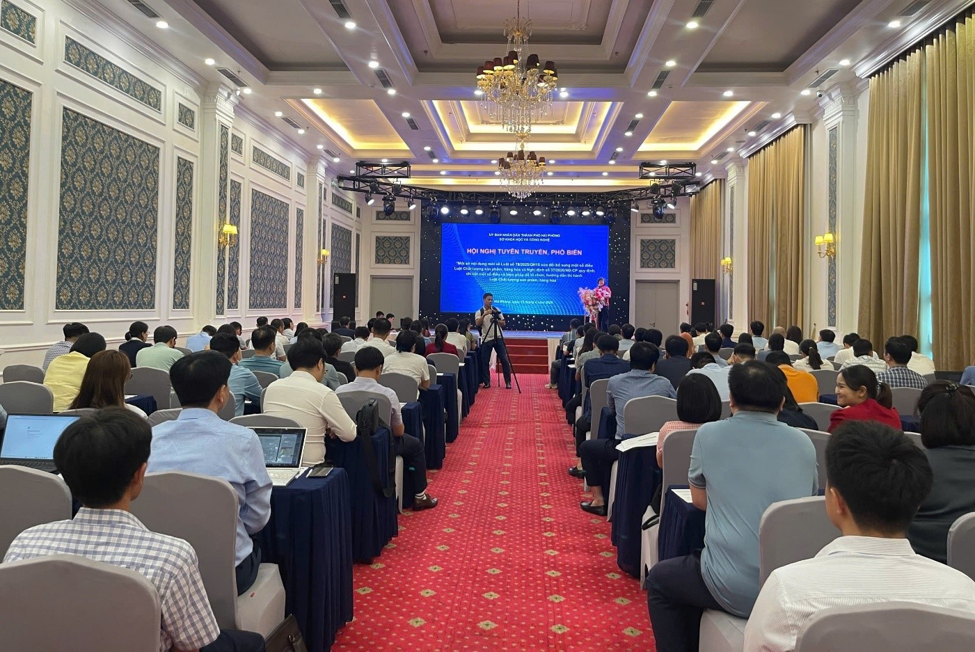 To&agrave;n cảnh hội nghị.