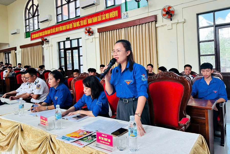 Đ&ocirc;̀ng chí V&otilde; Thị Th&ugrave;y An - B&iacute; thư Đo&agrave;n x&atilde; Đan Hải chia sẻ về thực trạng văn h&oacute;a đọc hiện nay trong đo&agrave;n vi&ecirc;n thanh ni&ecirc;n địa phương