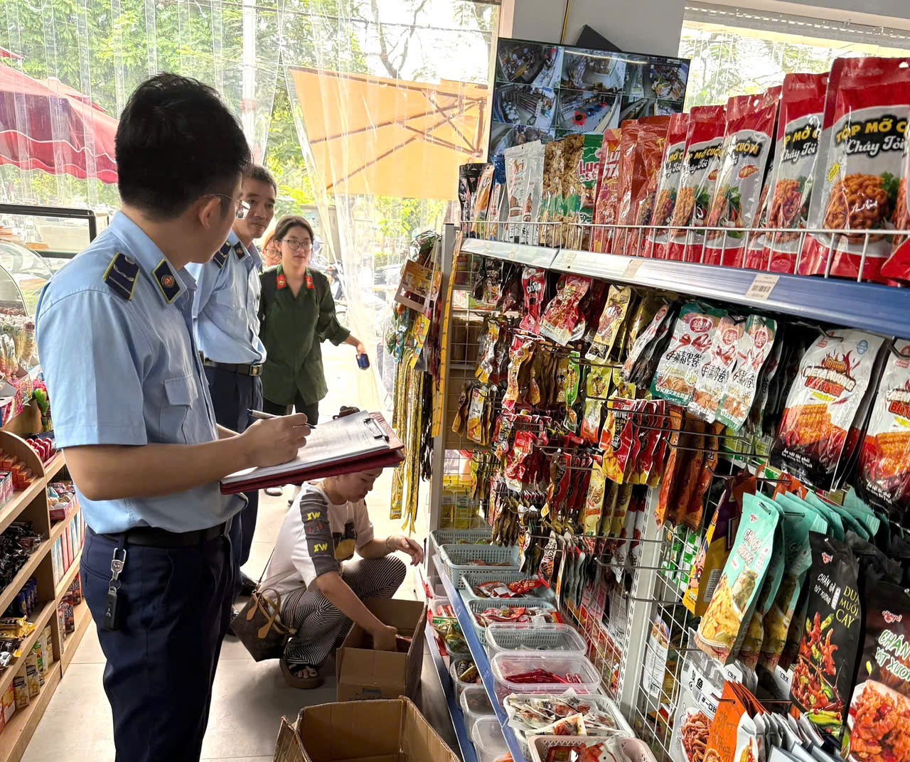 Thanh Hóa: Tạm giữ gần 1.000 sản phẩm thực phẩm có dấu hiệu nhập lậu