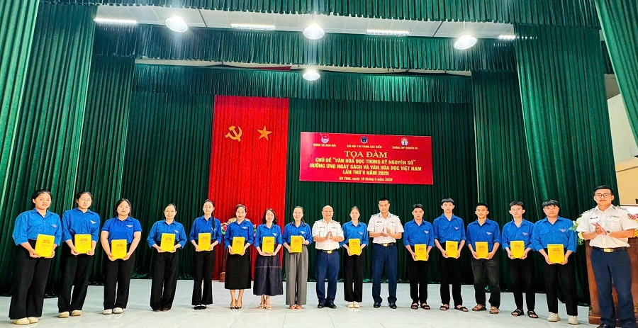 Ban Tổ chức tặng s&aacute;ch cho đại biểu địa phương v&agrave; Trường THPT Nguyễn Du