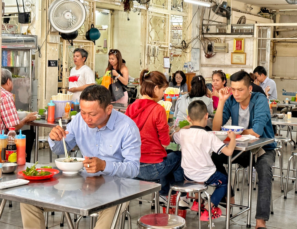 Giá xăng hạ nhiệt, giá hàng quán vẫn “neo cao”: Độ trễ chi phí hay tâm lý thị trường?