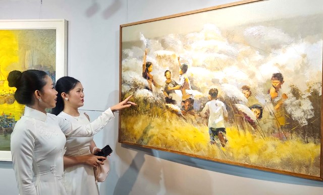 Triển l&atilde;m thu h&uacute;t đ&ocirc;ng đảo c&ocirc;ng ch&uacute;ng y&ecirc;u mỹ thuật, trong đ&oacute; c&oacute; giới trẻ.