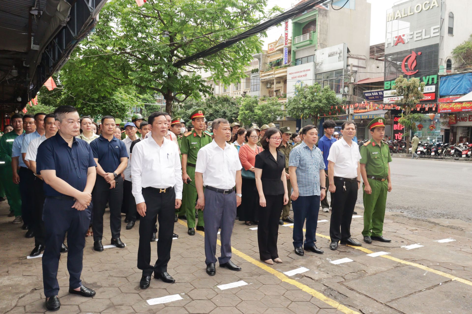 C&aacute;c đại biểu dự ra qu&acirc;n.