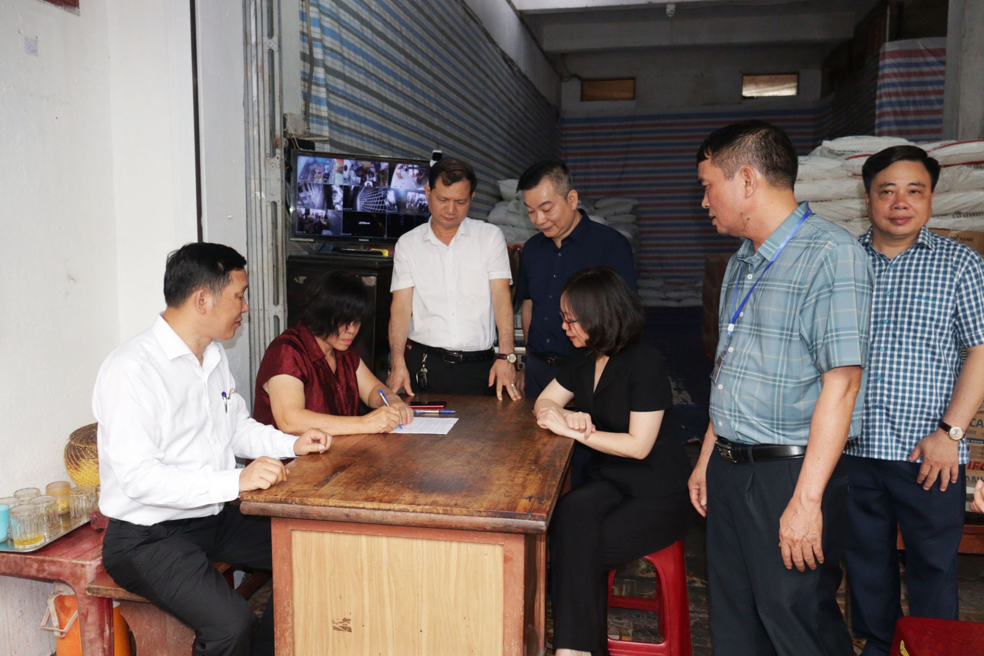 Người d&acirc;n k&yacute; cam kết thực hiện m&ocirc; h&igrave;nh.