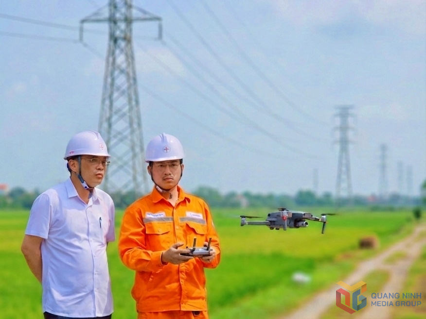 C&ocirc;ng nh&acirc;n C&ocirc;ng ty Điện lực Quảng Ninh sử dụng flycam t&iacute;ch hợp camera AI trong kiểm tra hiện trường